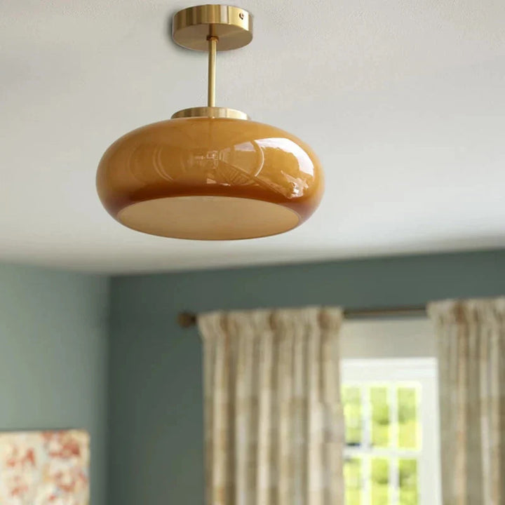 Lampa sufitowa LED z owalnym szklanym kloszem na trzonku ze złotego mosiądzu
