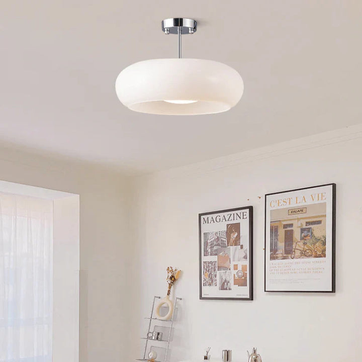 Lampa sufitowa LED z owalnym szklanym kloszem na trzonku ze złotego mosiądzu
