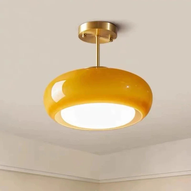 Lampa sufitowa LED z owalnym szklanym kloszem na trzonku ze złotego mosiądzu