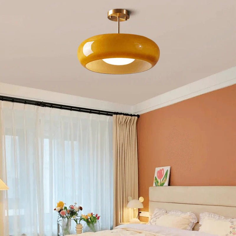 Lampa sufitowa LED z owalnym szklanym kloszem na trzonku ze złotego mosiądzu