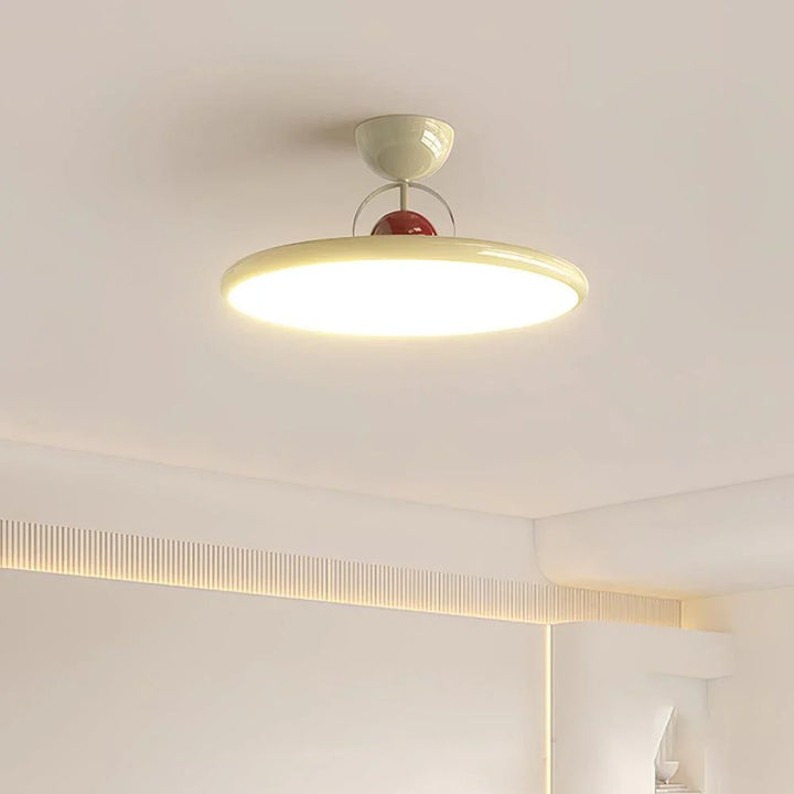 Lampa sufitowa LED z płaskim kloszem i kulistym detalem