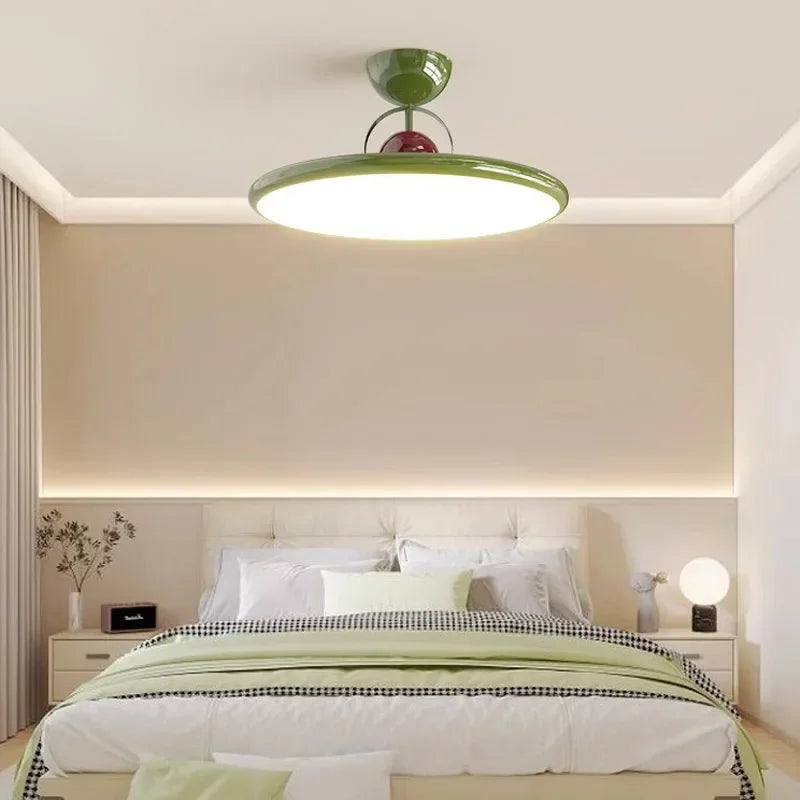 Lampa sufitowa LED z płaskim kloszem i kulistym detalem