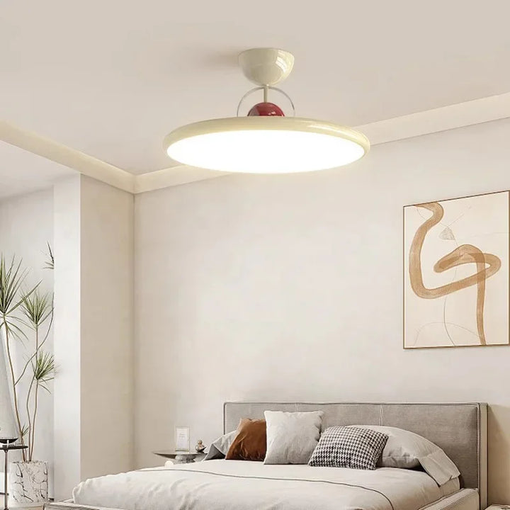 Lampa sufitowa LED z płaskim kloszem i kulistym detalem