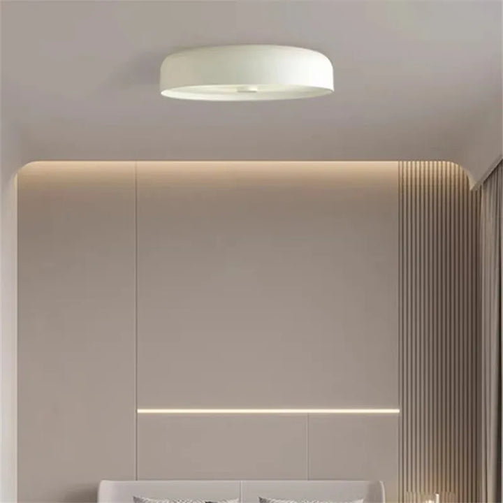 Lampa sufitowa LED z szerokim kloszem w kształcie bębna i zaokrągloną krawędzią