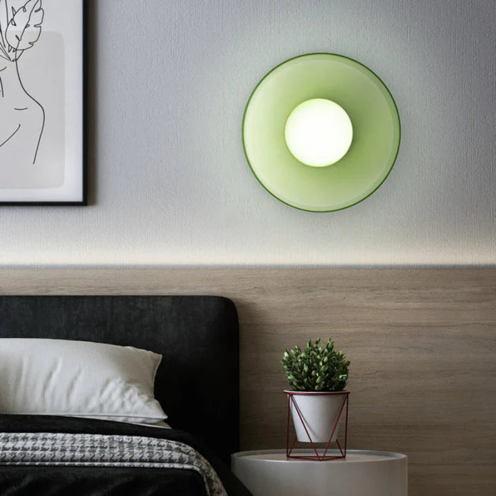 Lampa sufitowa i ścienna LED z kloszem w kształcie dysku i mleczną kulą