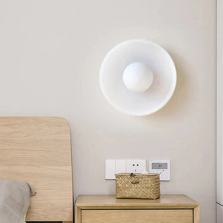 Lampa sufitowa i ścienna LED z kloszem w kształcie dysku i mleczną kulą