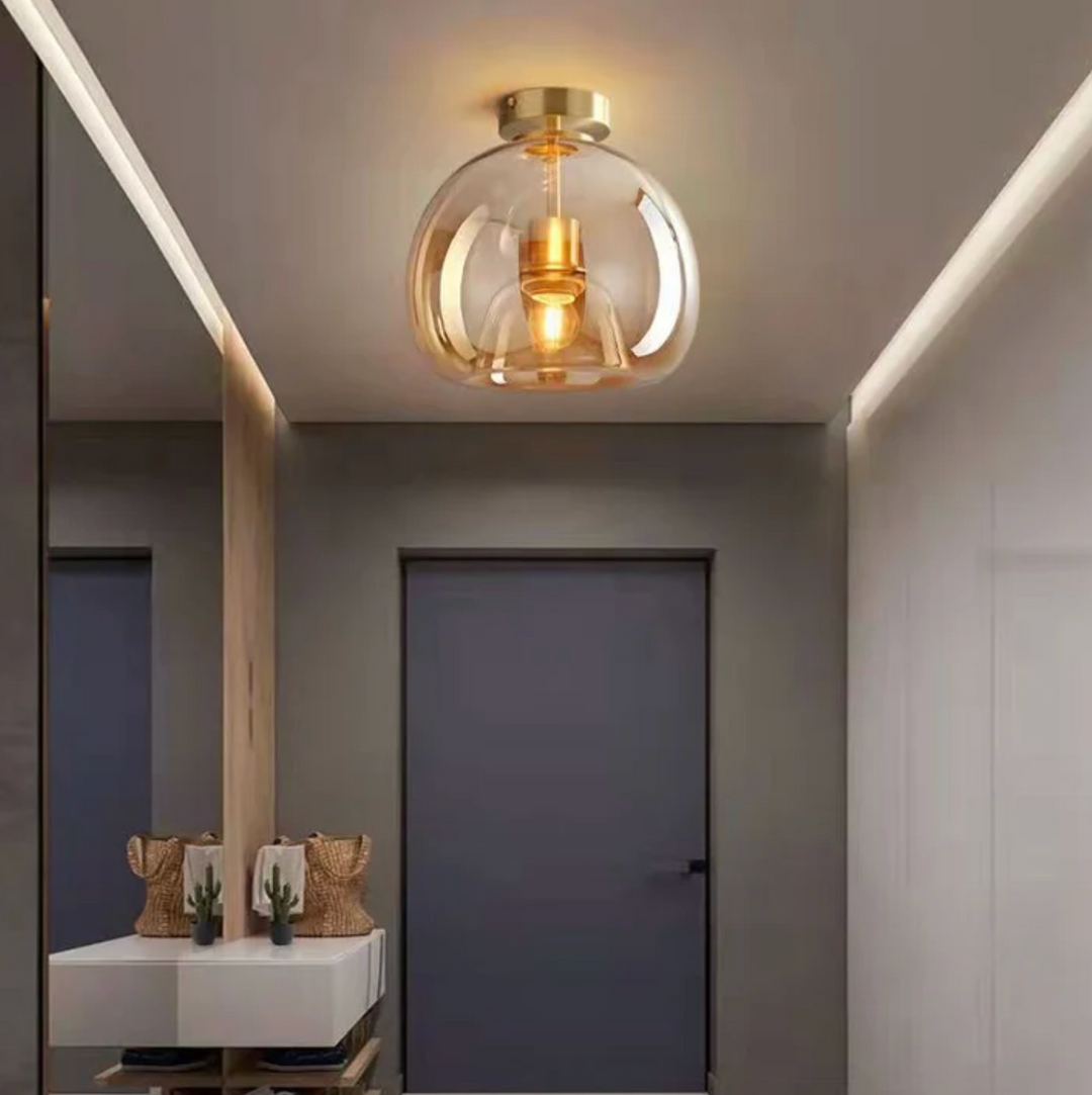 Lampa sufitowa w kształcie szklanej kuli z kloszem z przydymionego szkła