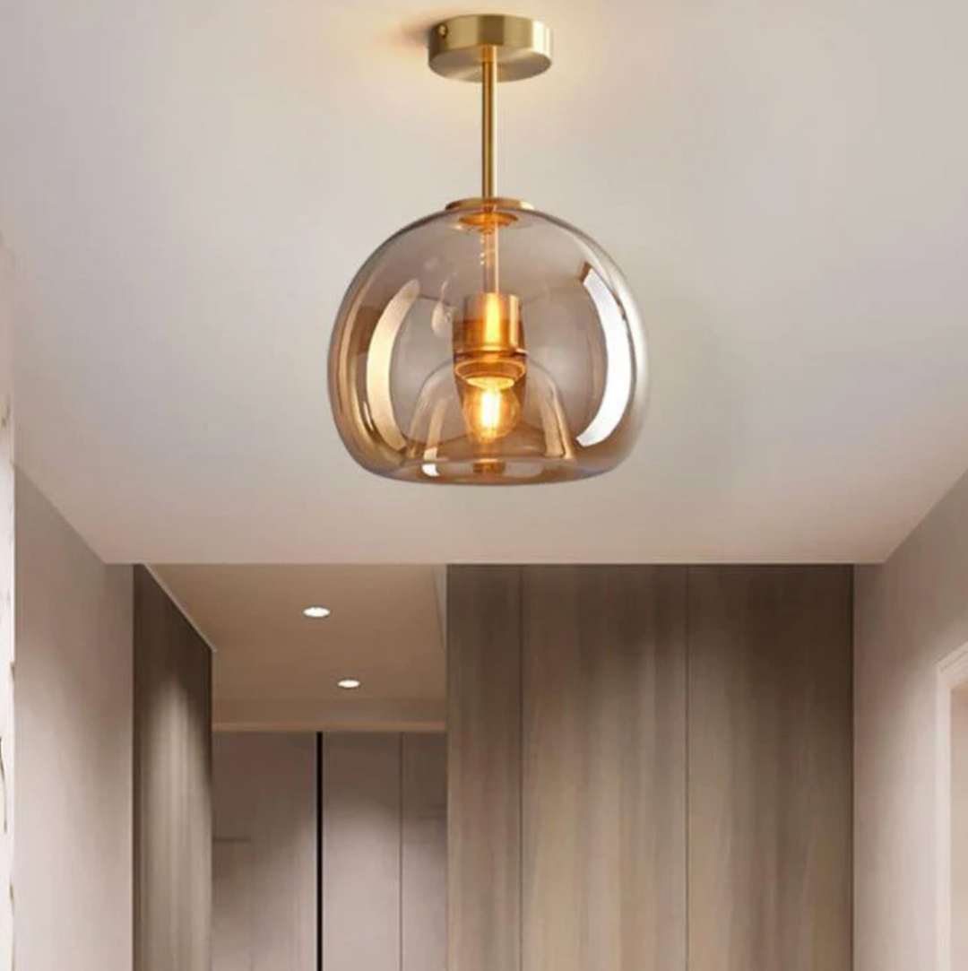 Lampa sufitowa w kształcie szklanej kuli z kloszem z przydymionego szkła
