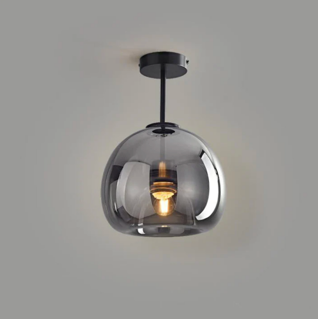 Lampa sufitowa w kształcie szklanej kuli z kloszem z przydymionego szkła