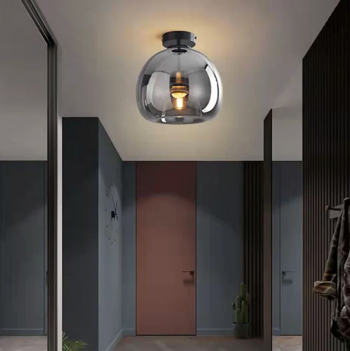 Lampa sufitowa w kształcie szklanej kuli z kloszem z przydymionego szkła