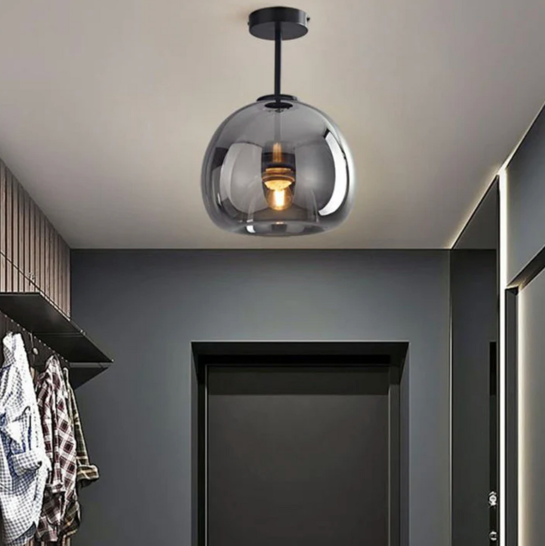 Lampa sufitowa w kształcie szklanej kuli z kloszem z przydymionego szkła