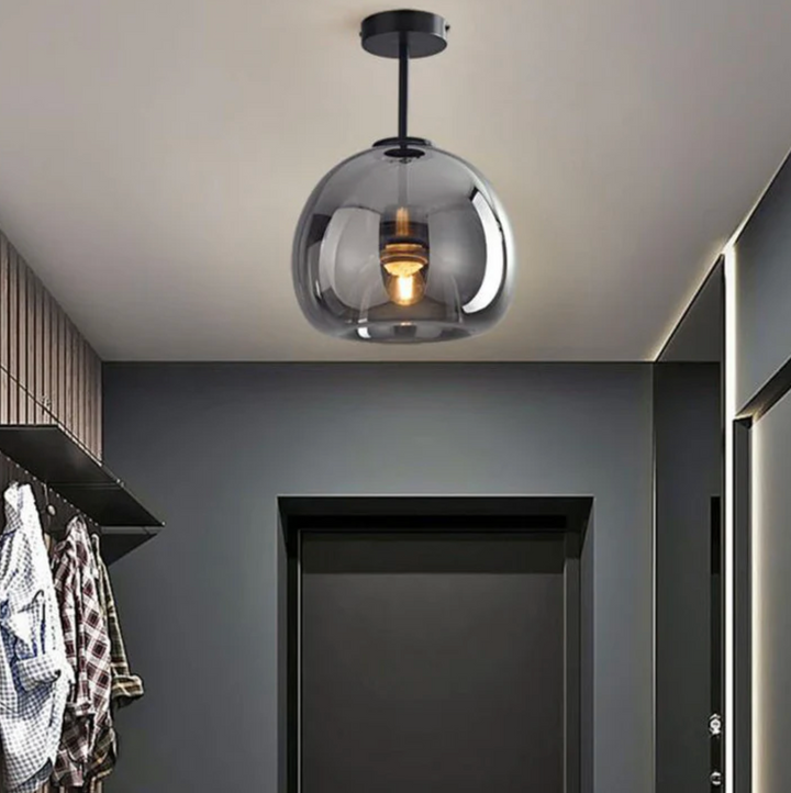 Lampa sufitowa w kształcie szklanej kuli z kloszem z przydymionego szkła