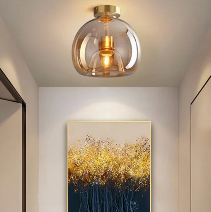 Lampa sufitowa w kształcie szklanej kuli z kloszem z przydymionego szkła