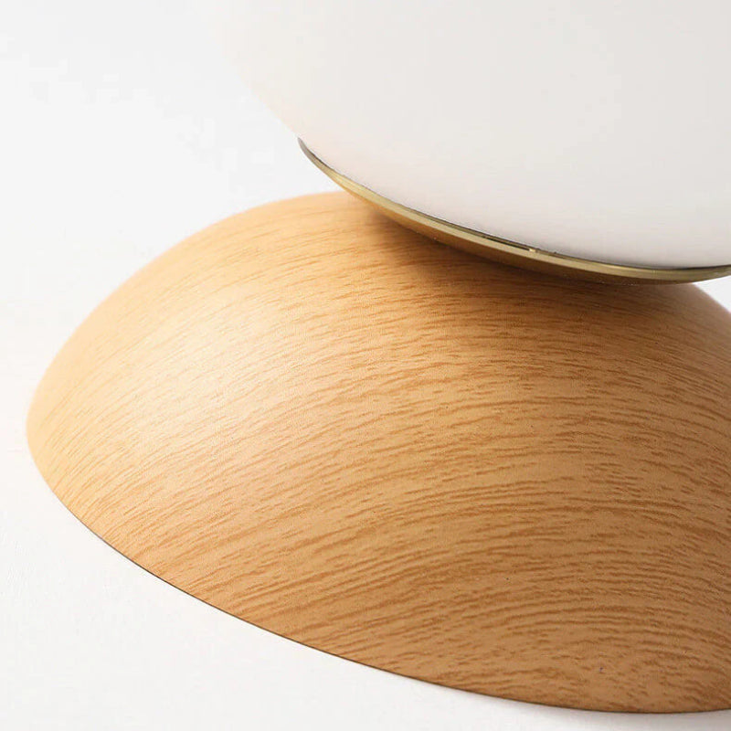 Lampa sufitowa z drewnianą podstawą i matową kulą