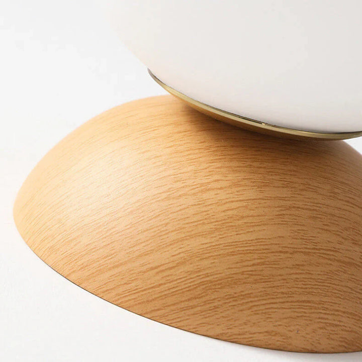 Lampa sufitowa z drewnianą podstawą i matową kulą