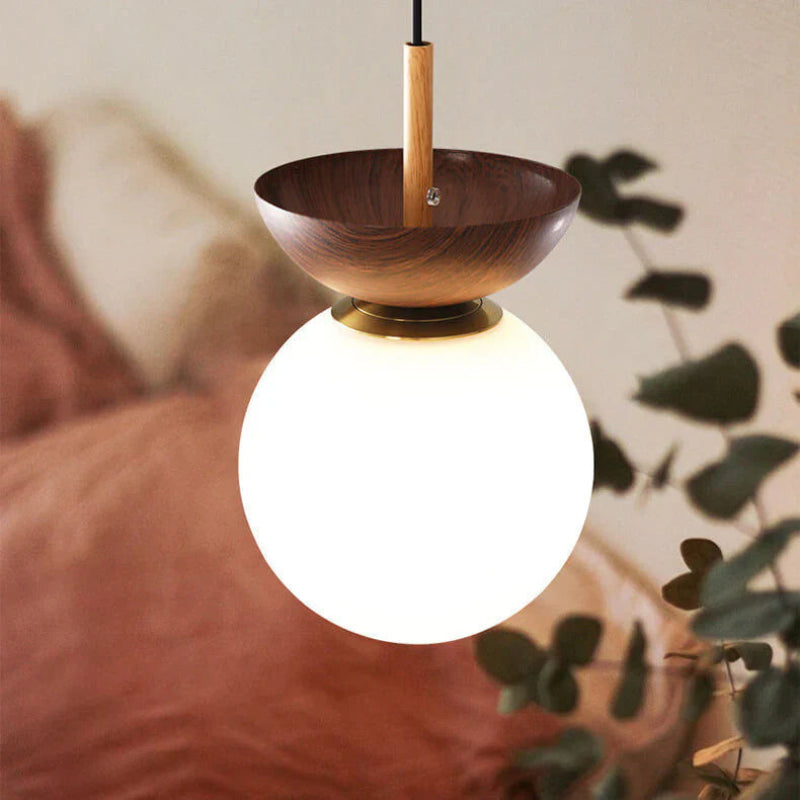 Lampa sufitowa z drewnianą podstawą i matową kulą