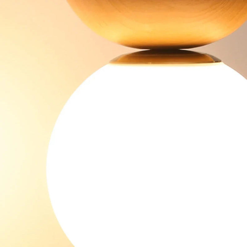Lampa sufitowa z drewnianą podstawą i matową kulą