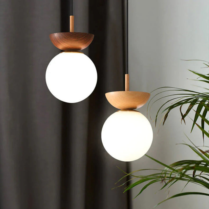 Lampa sufitowa z drewnianą podstawą i matową kulą
