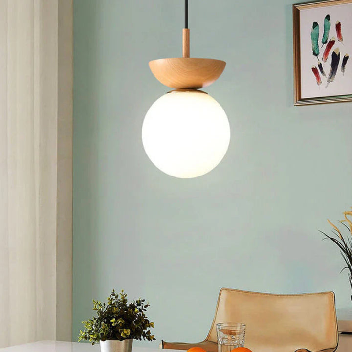 Lampa sufitowa z drewnianą podstawą i matową kulą