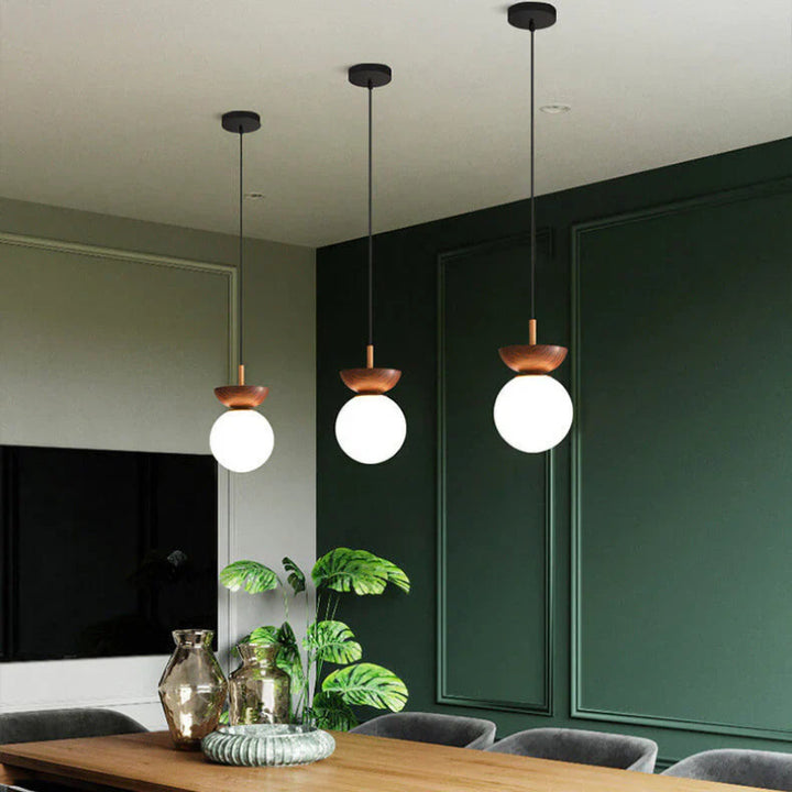 Lampa sufitowa z drewnianą podstawą i matową kulą