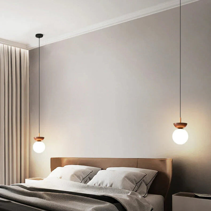 Lampa sufitowa z drewnianą podstawą i matową kulą