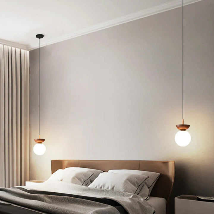 Lampa sufitowa z drewnianą podstawą i matową kulą