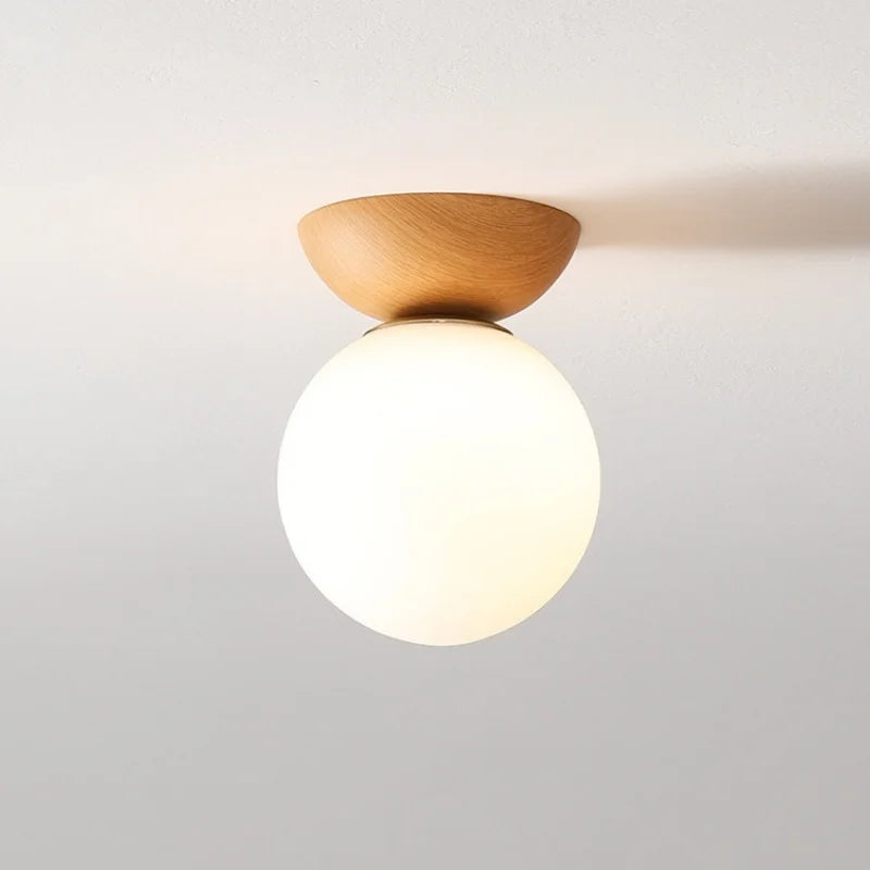 Lampa sufitowa z drewnianą podstawą i matową kulą