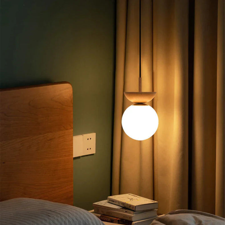 Lampa sufitowa z drewnianą podstawą i matową kulą