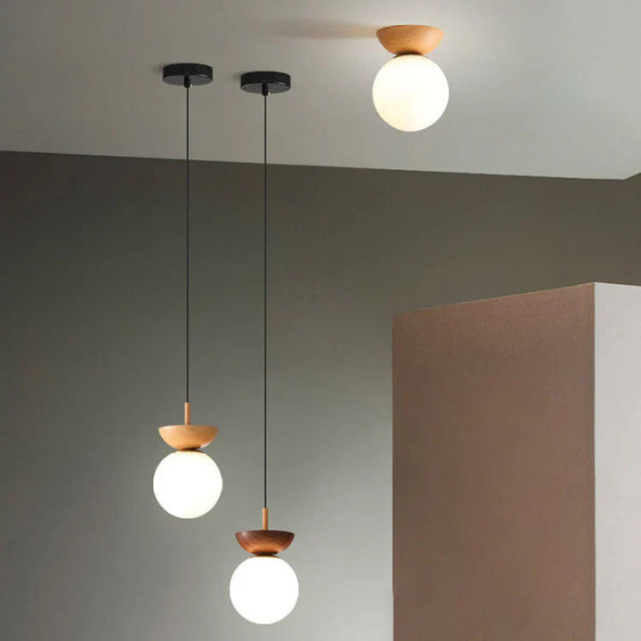 Lampa sufitowa z drewnianą podstawą i matową kulą