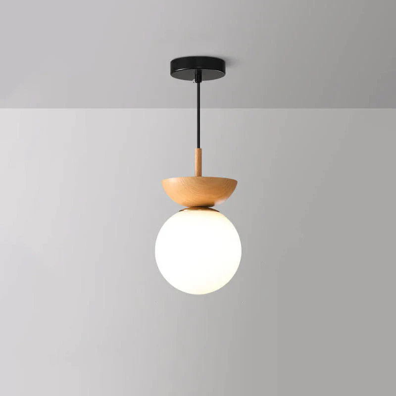 Lampa sufitowa z drewnianą podstawą i matową kulą