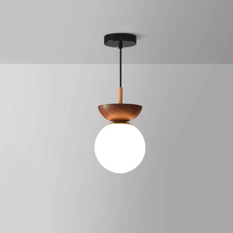 Lampa sufitowa z drewnianą podstawą i matową kulą