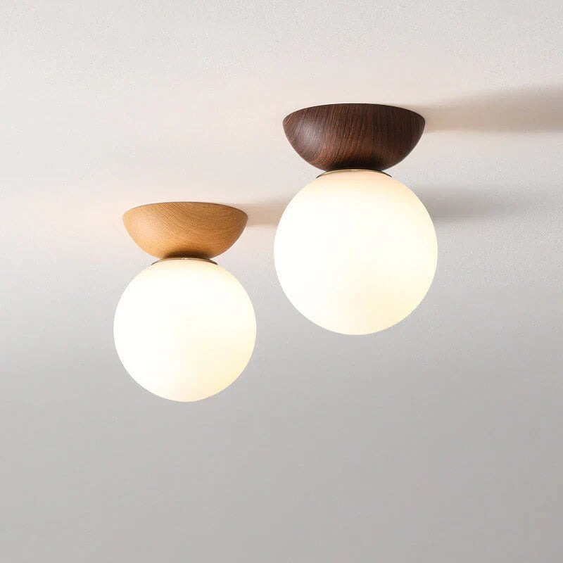 Lampa sufitowa z drewnianą podstawą i matową kulą