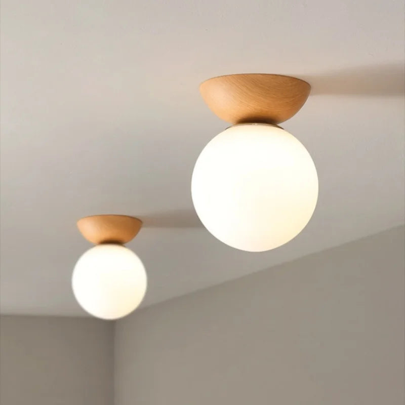 Lampa sufitowa z drewnianą podstawą i matową kulą