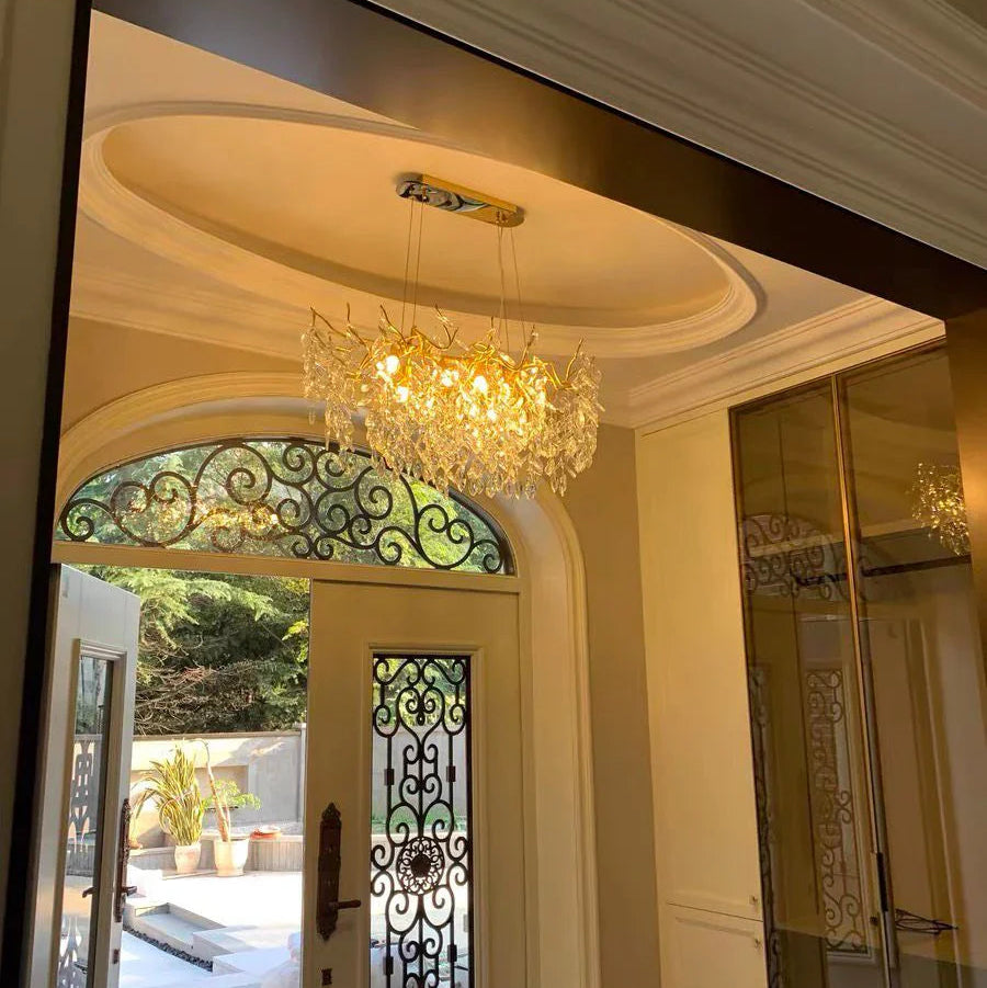 Lampa sufitowa z eleganckim kryształowym zawieszeniem