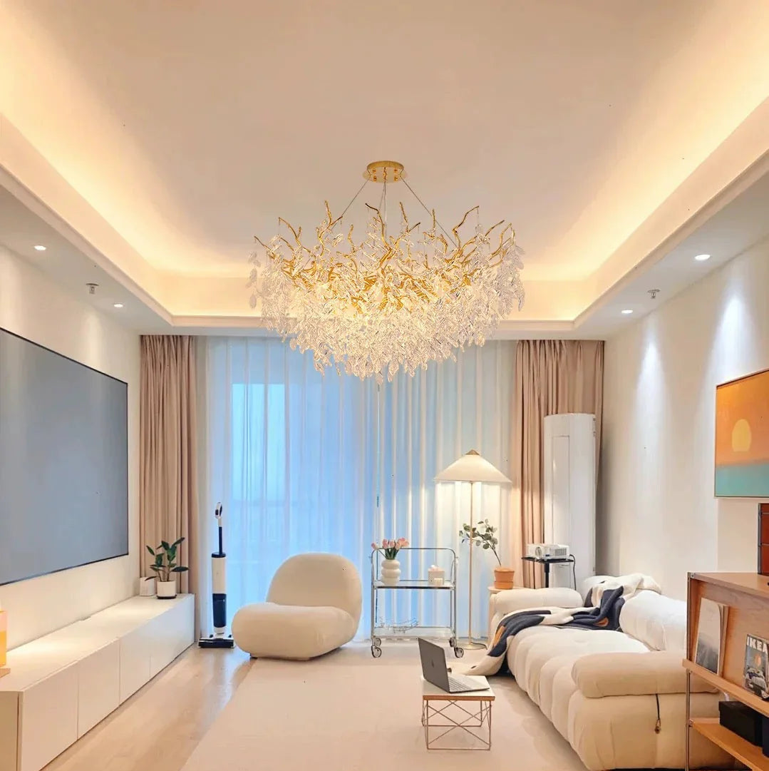 Lampa sufitowa z eleganckim kryształowym zawieszeniem