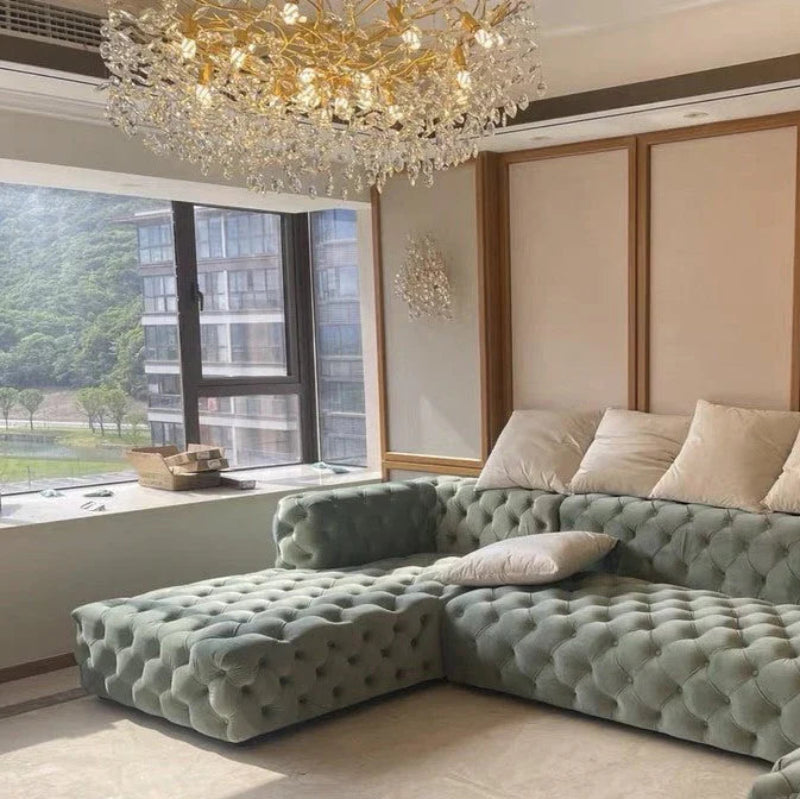 Lampa sufitowa z eleganckim kryształowym zawieszeniem