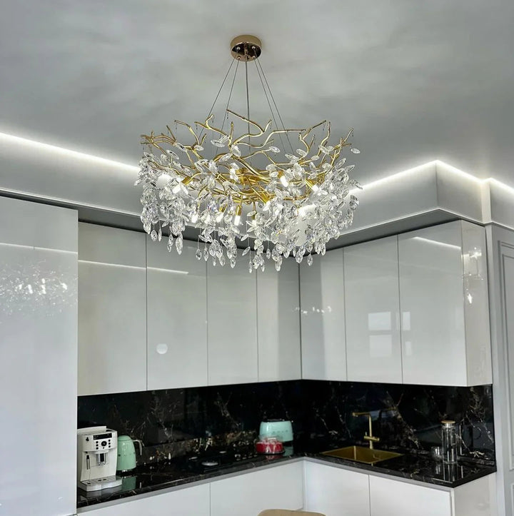 Lampa sufitowa z eleganckim kryształowym zawieszeniem