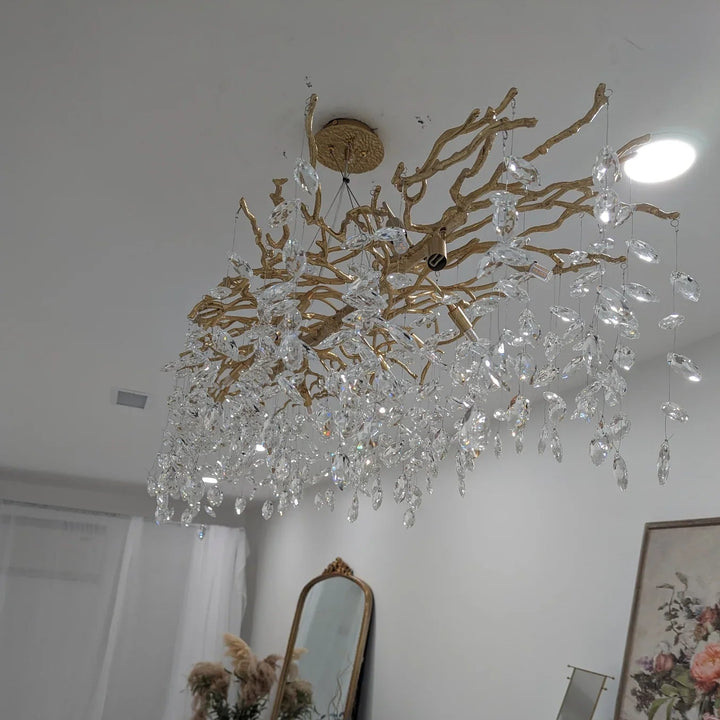 Lampa sufitowa z eleganckim kryształowym zawieszeniem