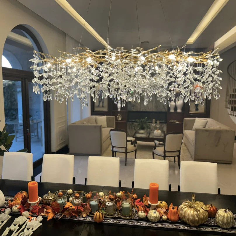 Lampa sufitowa z eleganckim kryształowym zawieszeniem