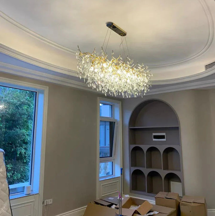 Lampa sufitowa z eleganckim kryształowym zawieszeniem