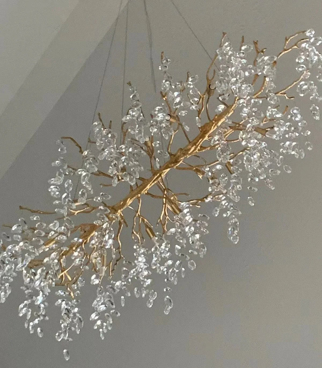 Lampa sufitowa z eleganckim kryształowym zawieszeniem