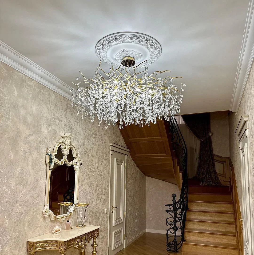 Lampa sufitowa z eleganckim kryształowym zawieszeniem