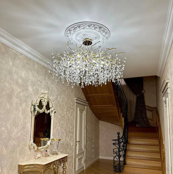 Lampa sufitowa z eleganckim kryształowym zawieszeniem