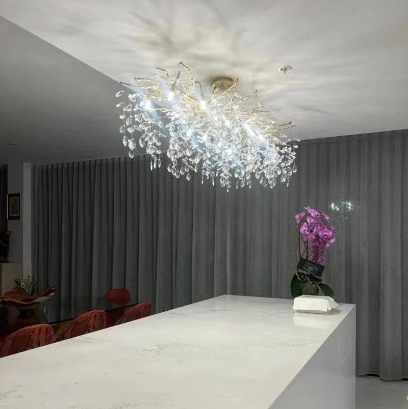 Lampa sufitowa z eleganckim kryształowym zawieszeniem