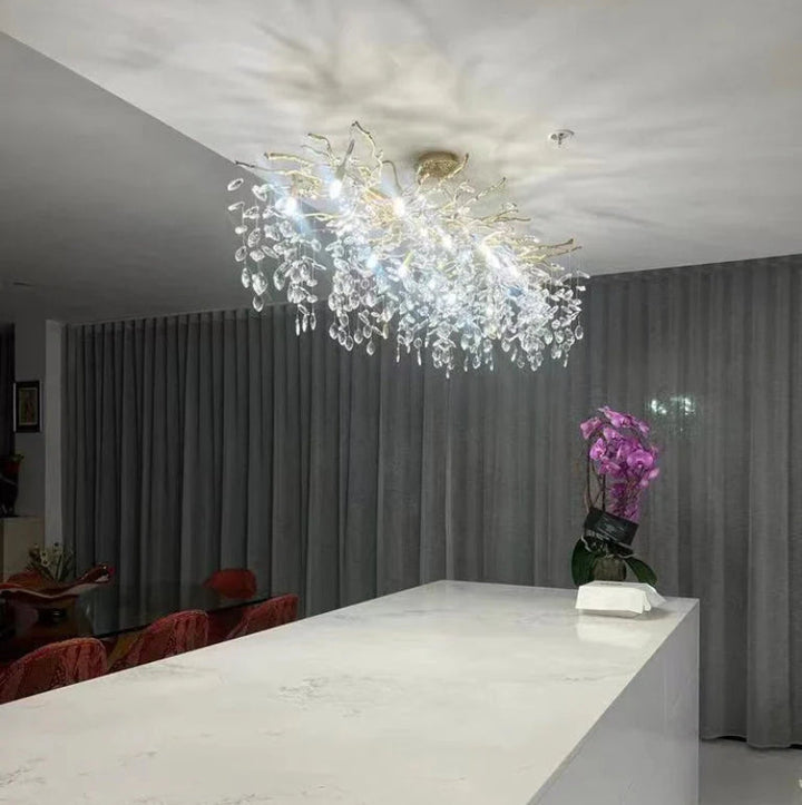 Lampa sufitowa z eleganckim kryształowym zawieszeniem