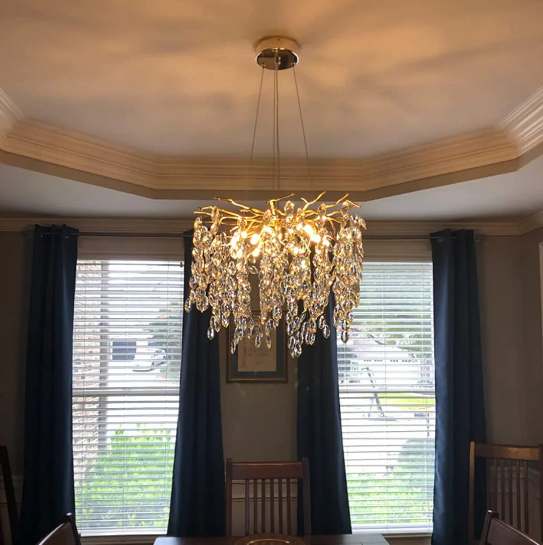 Lampa sufitowa z eleganckim kryształowym zawieszeniem