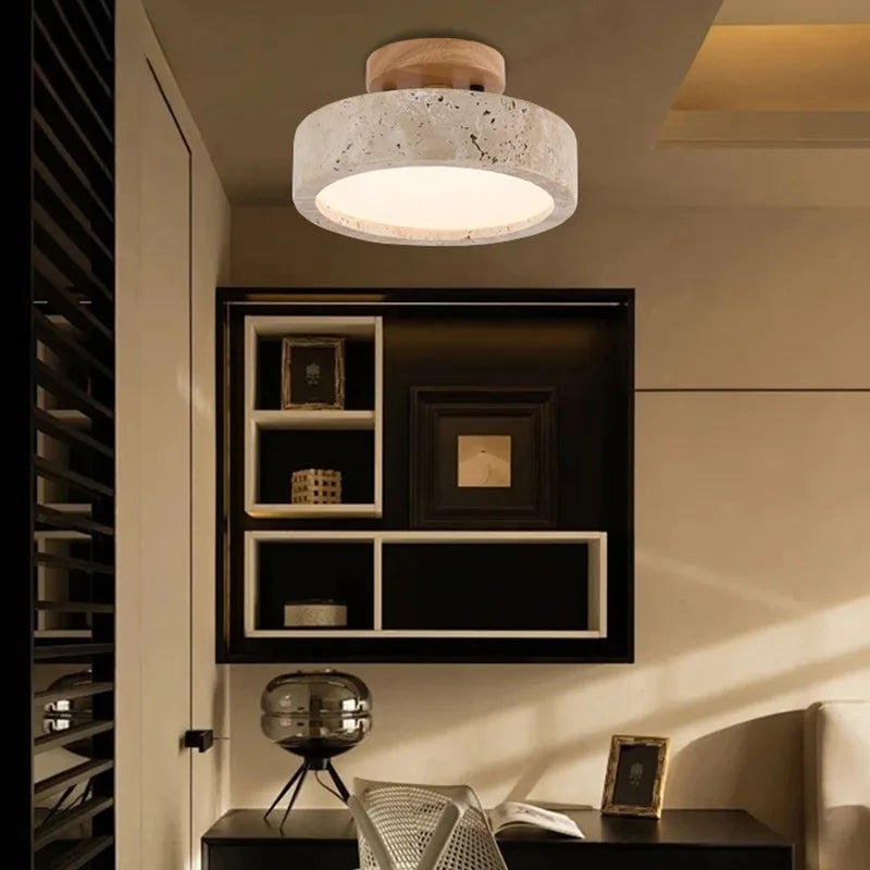 Lampa sufitowa z kamiennym kloszem i drewnianym baldachimem
