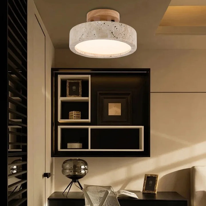 Lampa sufitowa z kamiennym kloszem i drewnianym baldachimem