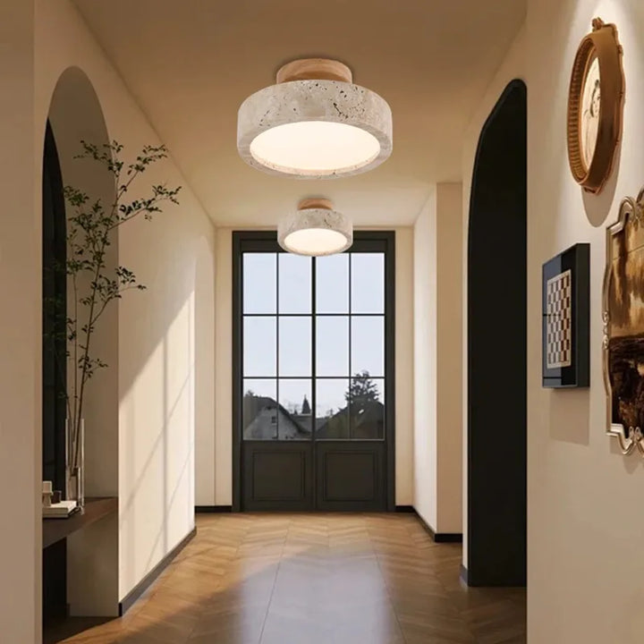 Lampa sufitowa z kamiennym kloszem i drewnianym baldachimem