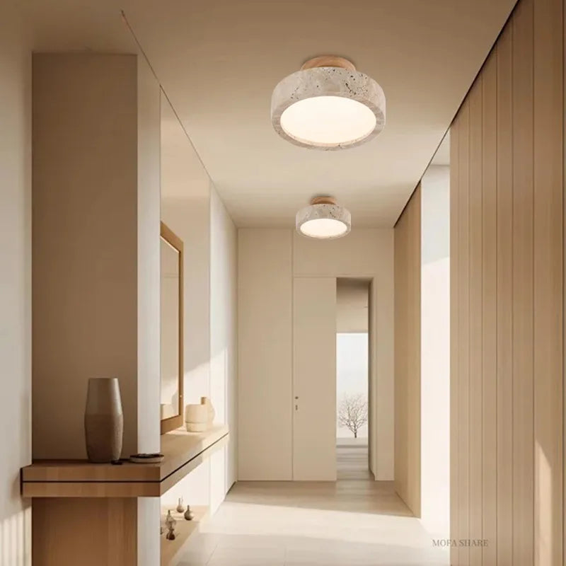 Lampa sufitowa z kamiennym kloszem i drewnianym baldachimem